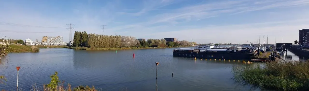 Wheelhouse Euphrate Houseboat Bed & Breakfast Diemen
