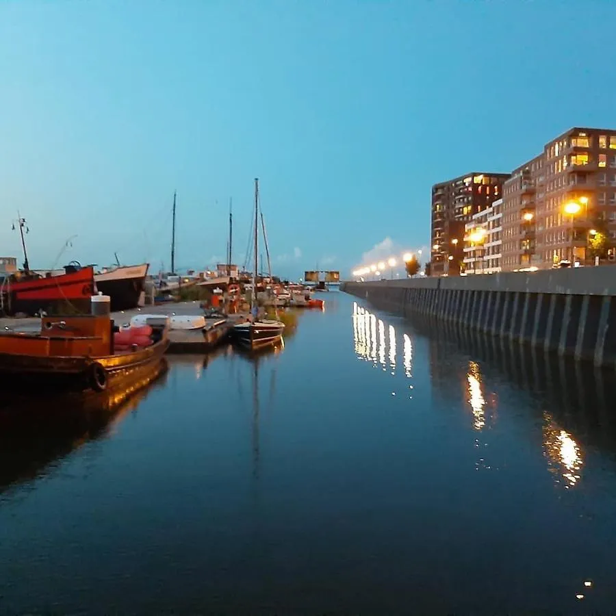 Wheelhouse Euphrate Houseboat Bed & Breakfast Diemen