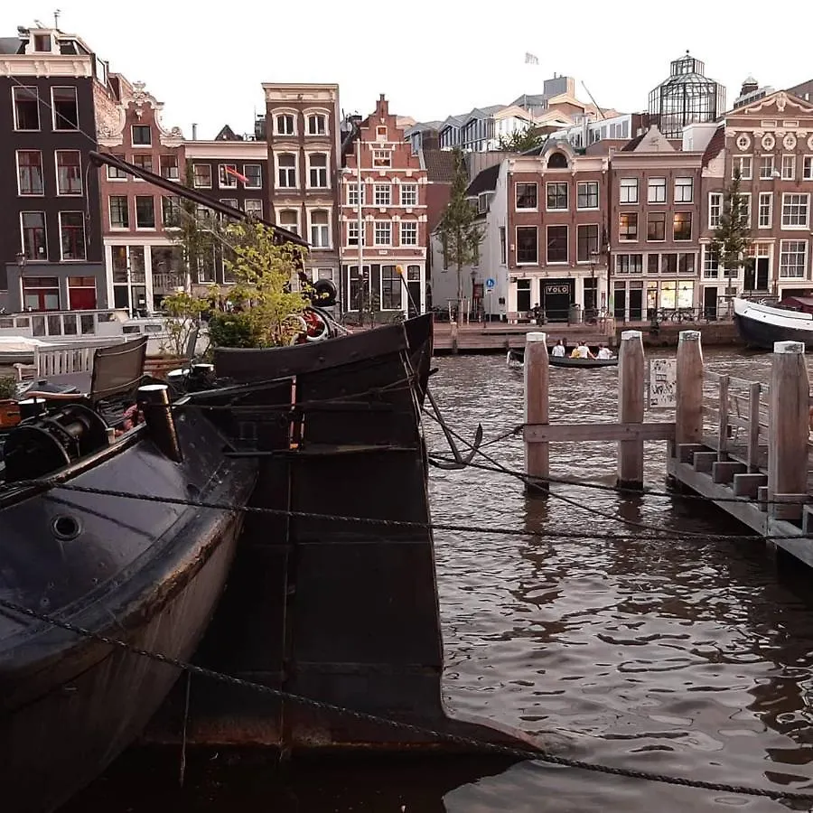 Wheelhouse Euphrate Houseboat Bed & Breakfast Diemen