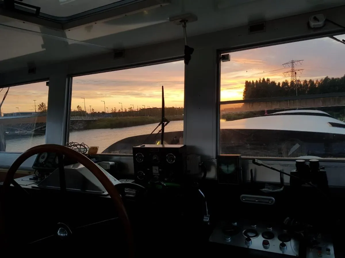 Wheelhouse Euphrate Houseboat Bed & Breakfast Diemen
