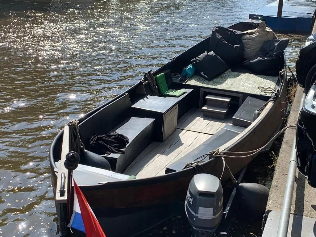 Wheelhouse Euphrate Houseboat Bed & Breakfast Diemen