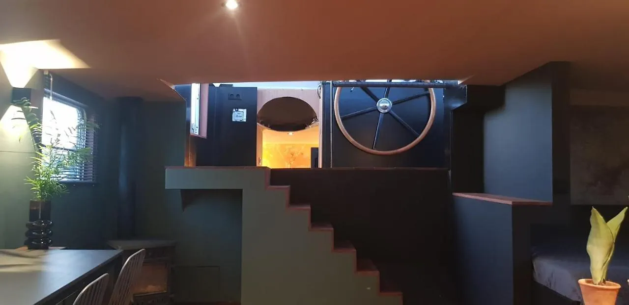 Wheelhouse Euphrate Houseboat Bed & Breakfast Diemen Netherlands
