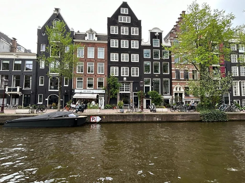 Wheelhouse Euphrate Houseboat Bed & Breakfast Diemen