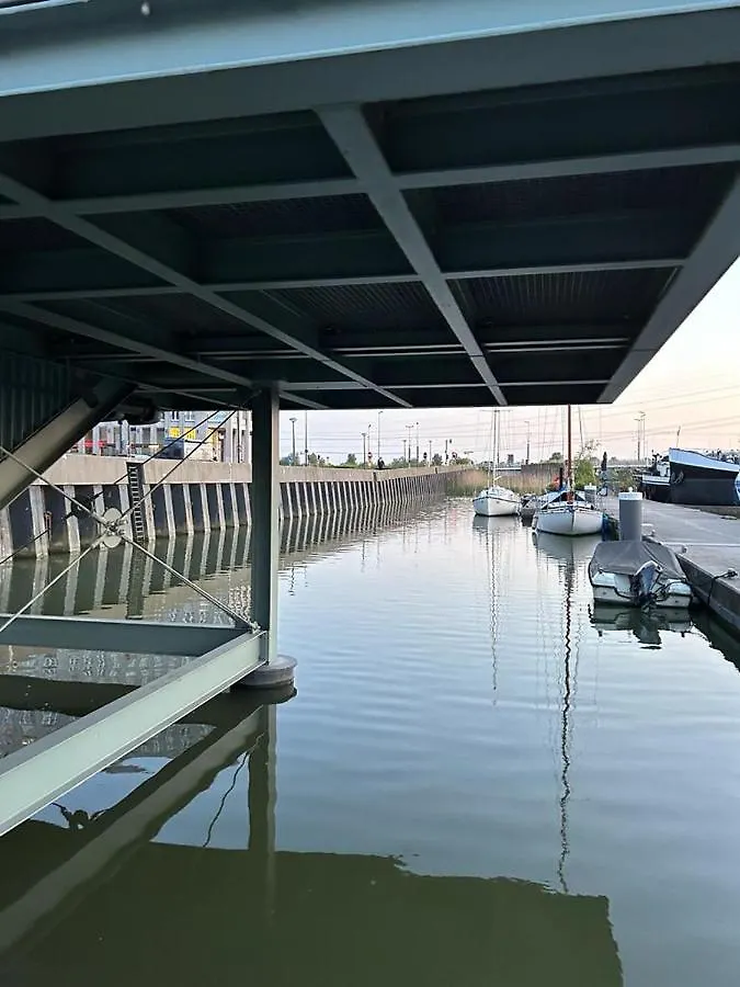 Wheelhouse Euphrate Houseboat Bed & Breakfast Diemen