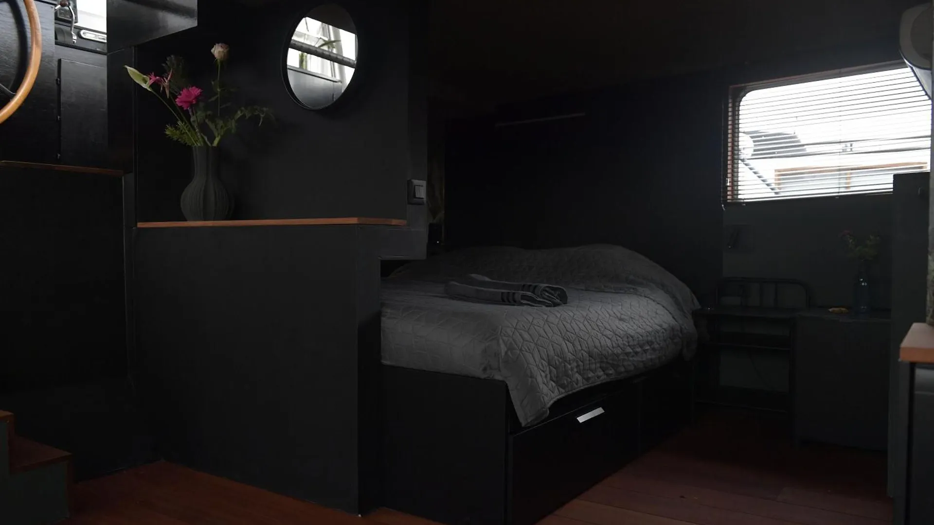 Wheelhouse Euphrate Houseboat Bed & Breakfast Diemen