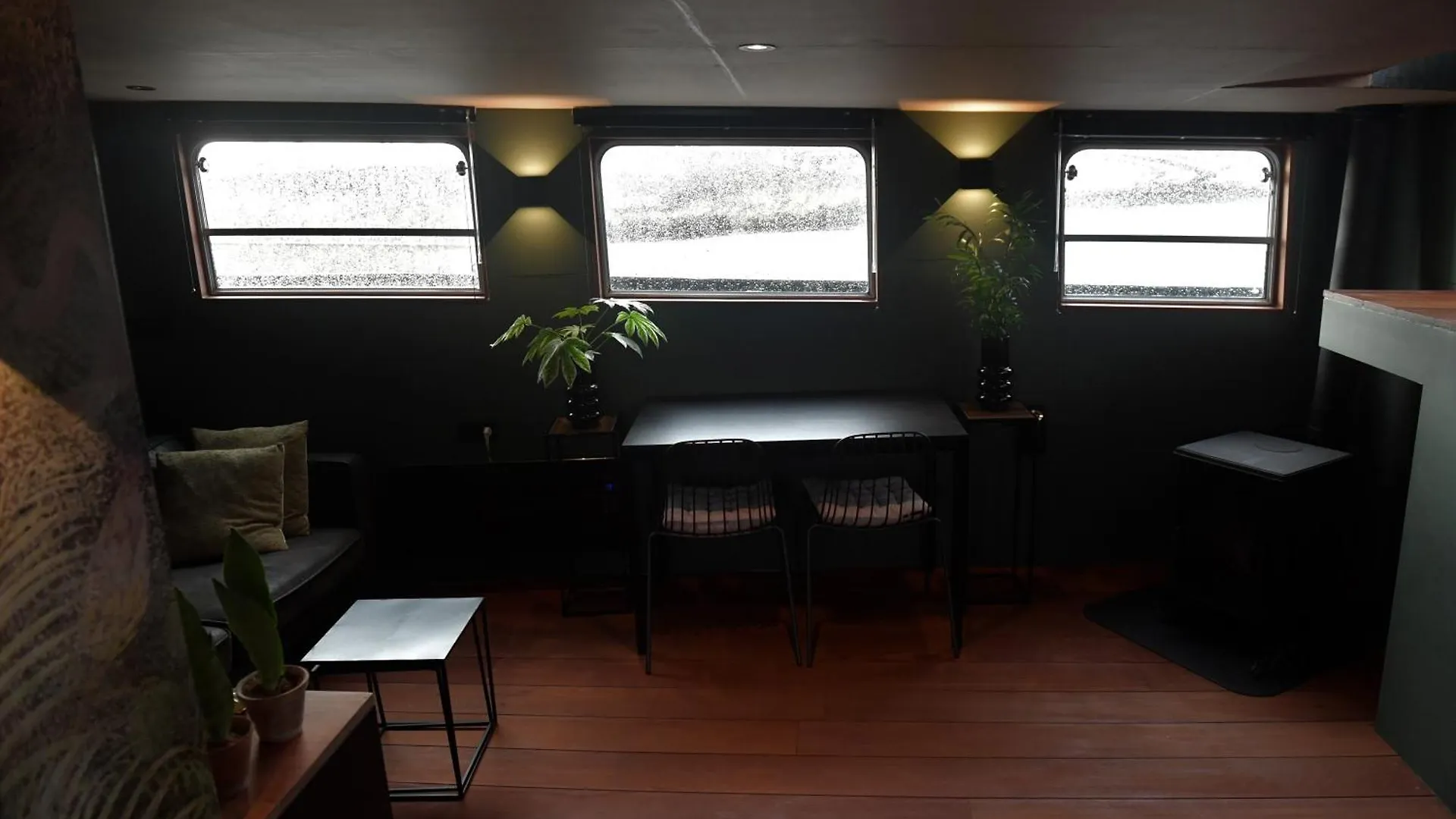 Wheelhouse Euphrate Houseboat Bed & Breakfast Diemen