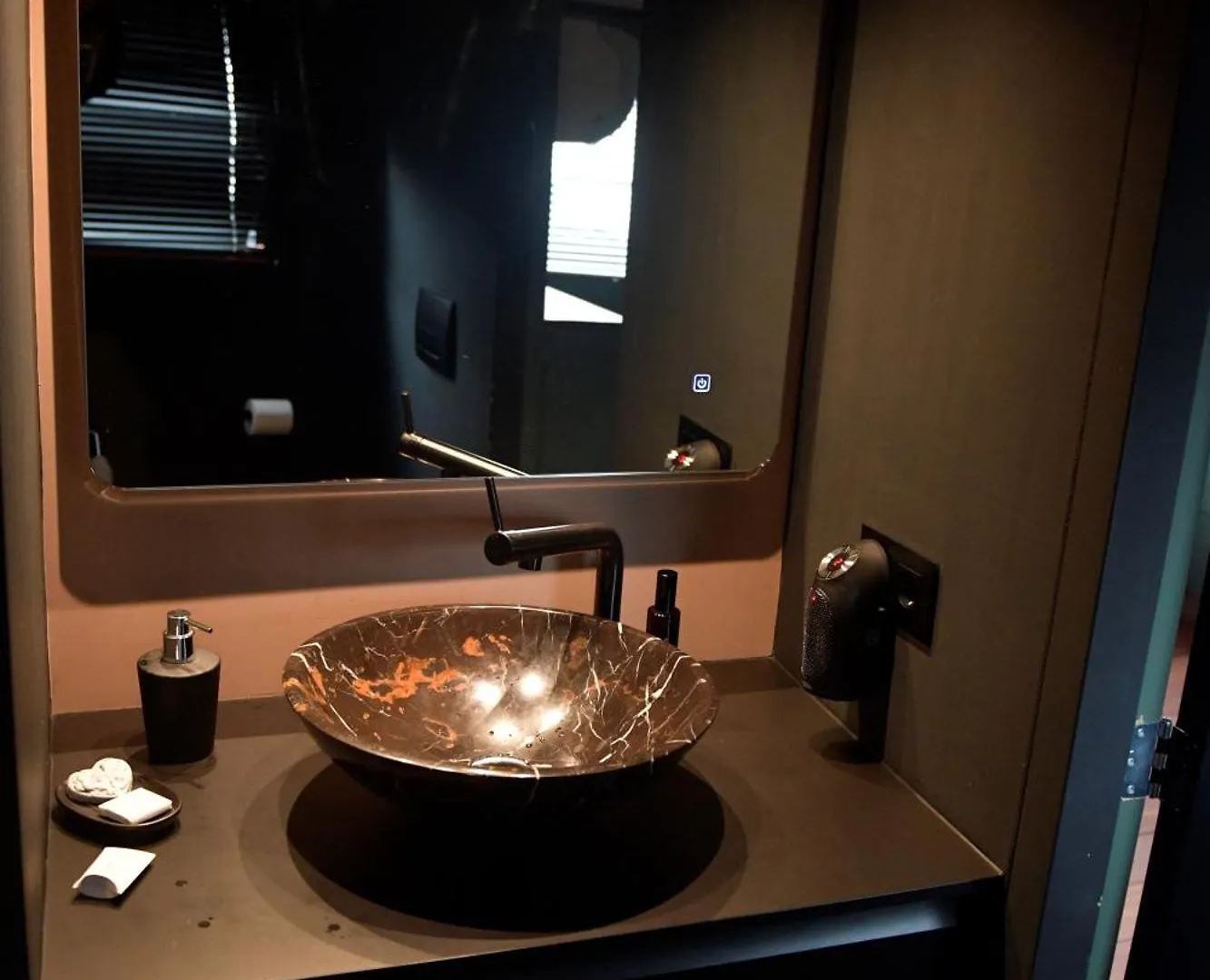Wheelhouse Euphrate Houseboat Bed & Breakfast Diemen