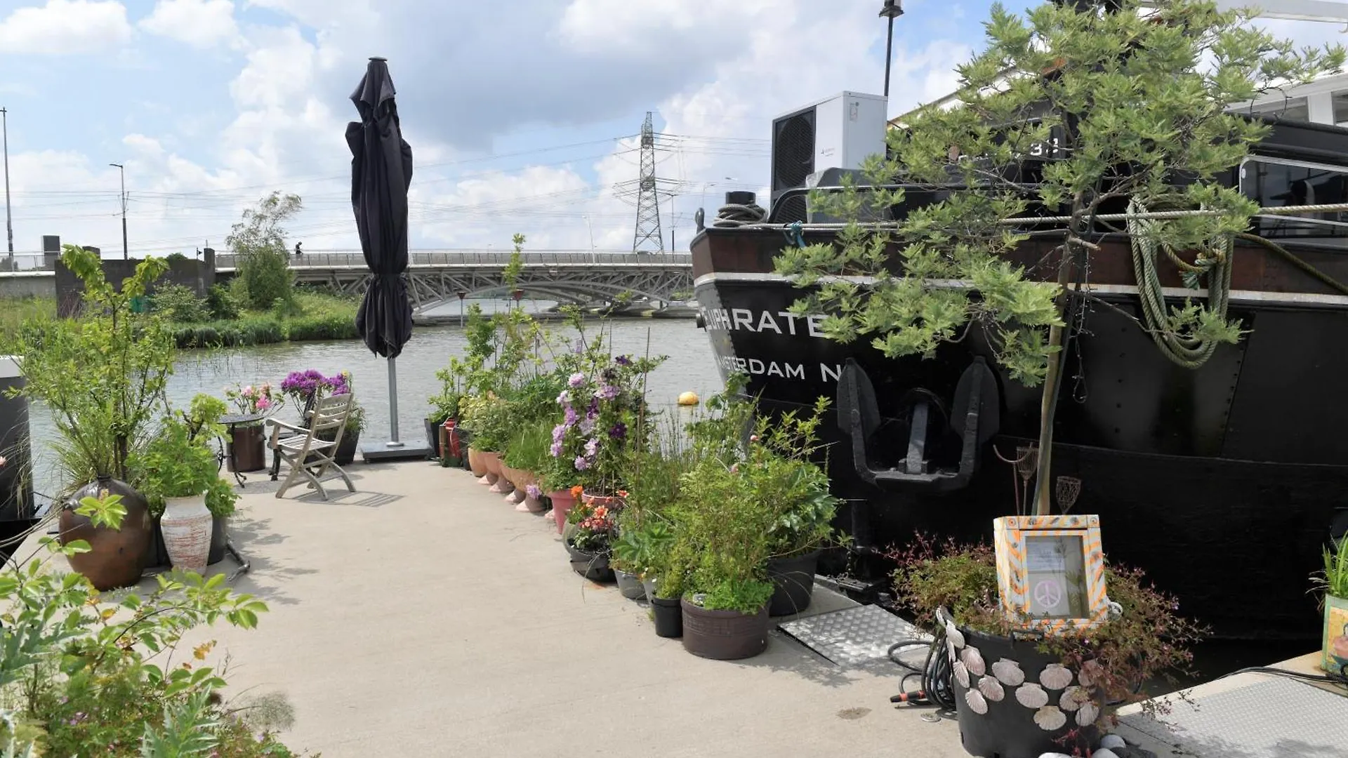 Wheelhouse Euphrate Houseboat Bed & Breakfast Diemen Netherlands