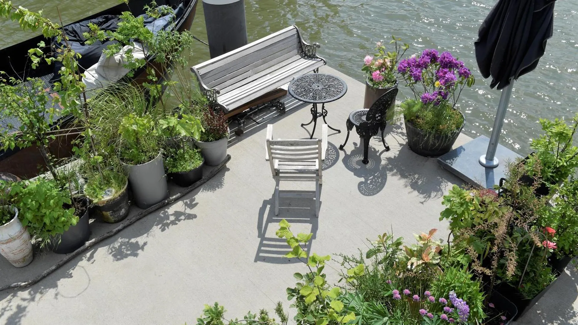 Wheelhouse Euphrate Houseboat Bed & Breakfast Diemen