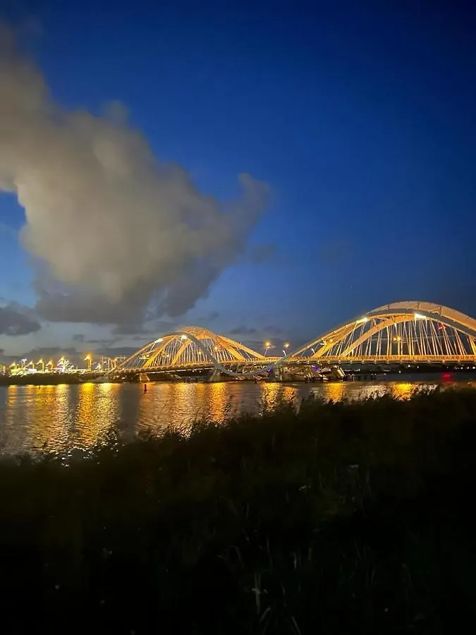 לינה וארוחת בוקר Diemerbrug Wheelhouse Euphrate Houseboat הולנד