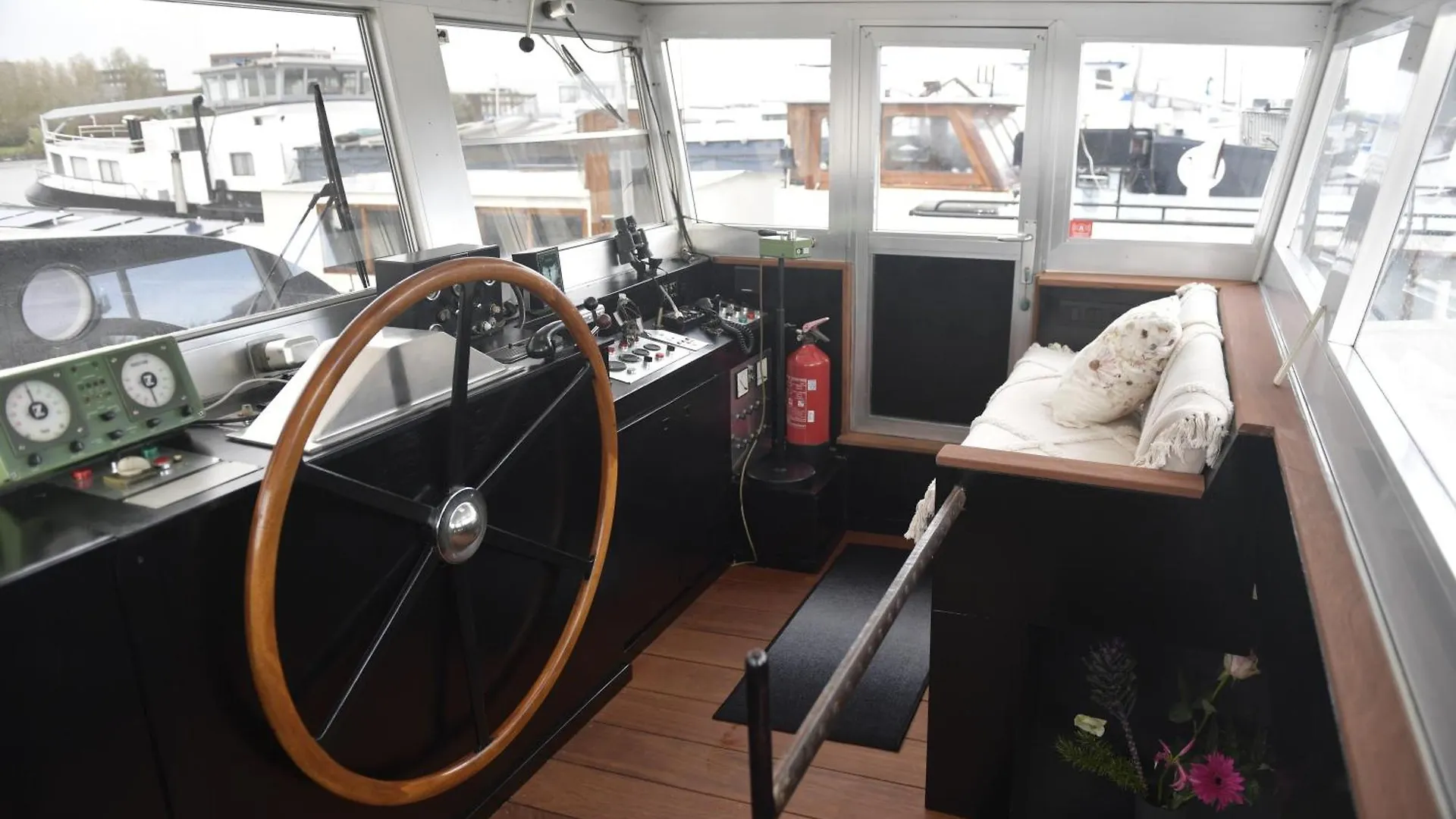 לינה וארוחת בוקר Diemerbrug Wheelhouse Euphrate Houseboat