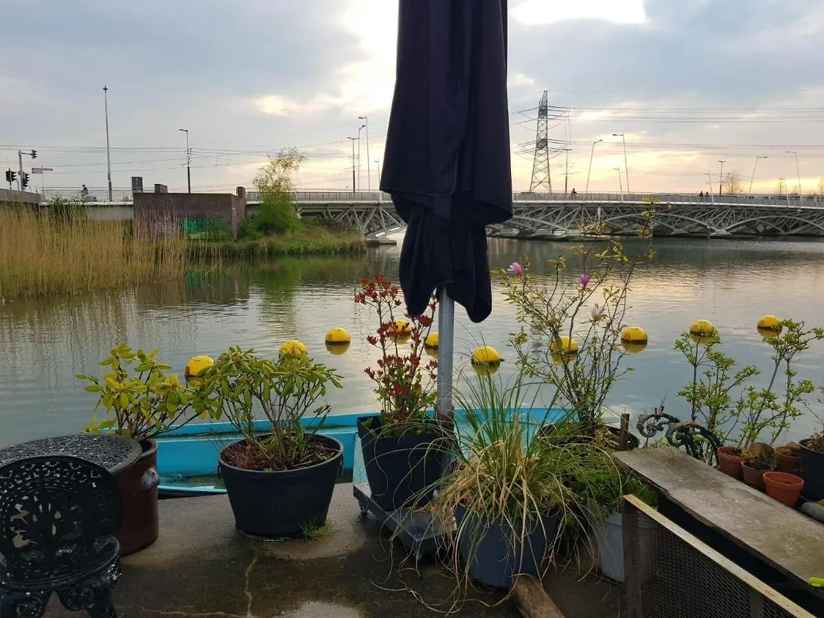 Bed and Breakfast Wheelhouse Euphrate Houseboat Diemerbrug Frühstückspension